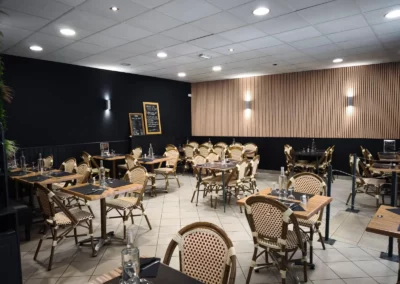 Rénovation d’une salle de restaurant avec pose de tissu tendu